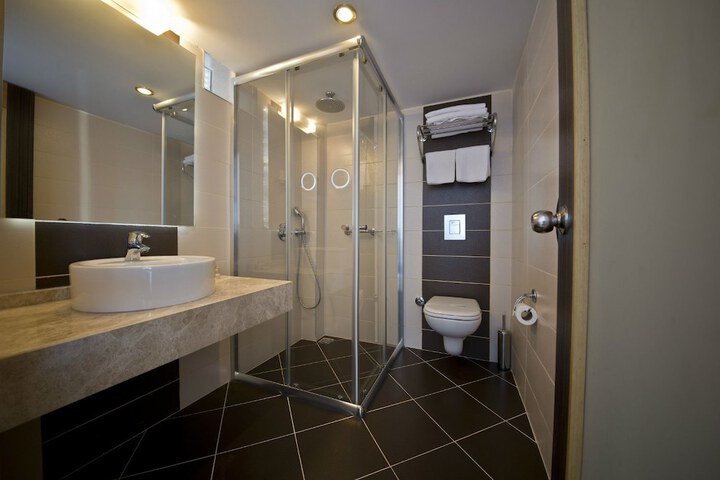 Room 5 of 28