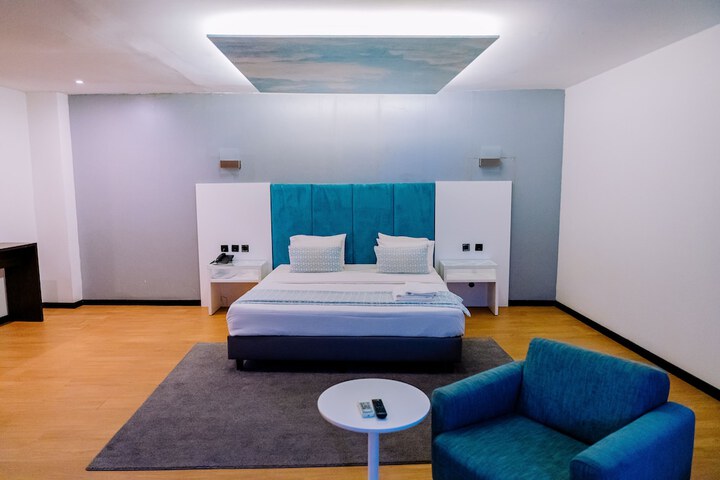Room 2 of 32