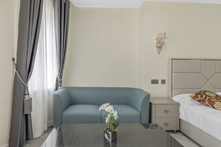 Room 6 of 90