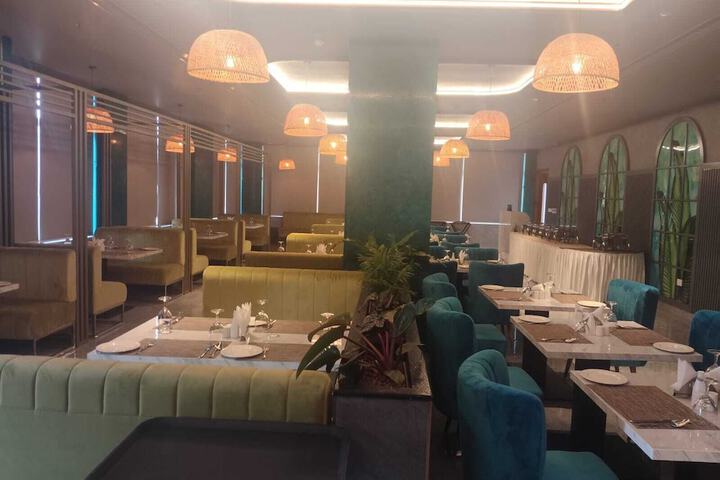 Dining 4 of 6