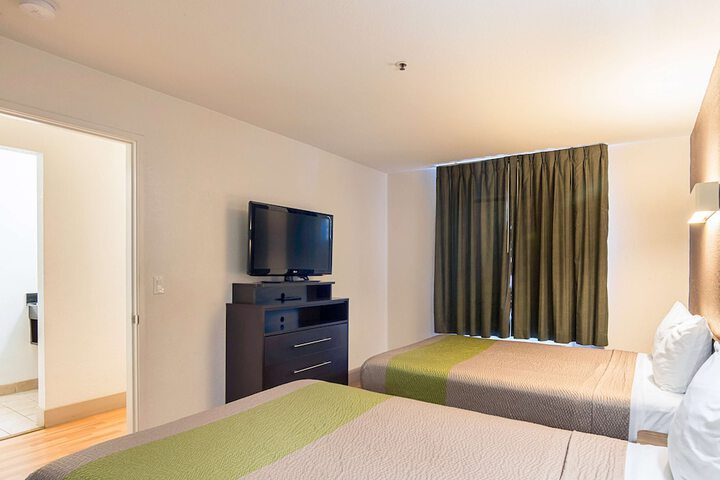 2 Queen Beds (15 of 18)