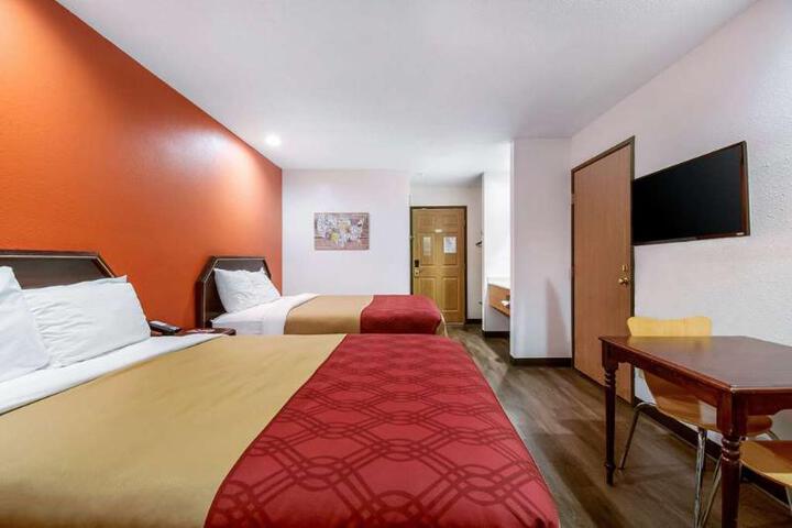 1 Queen Bed (4 of 9)