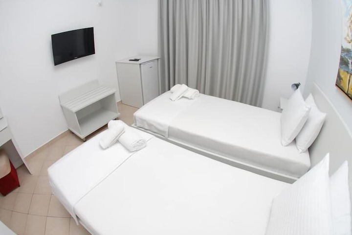 Room 6 of 10