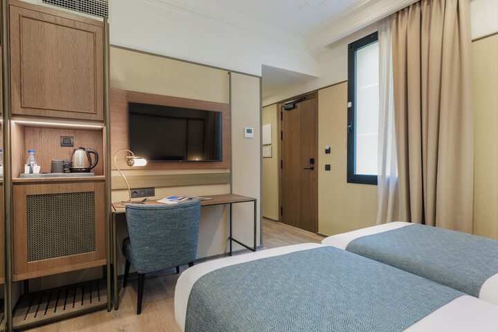 Room 6 of 103