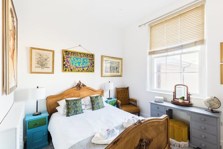 Room 28 of 261