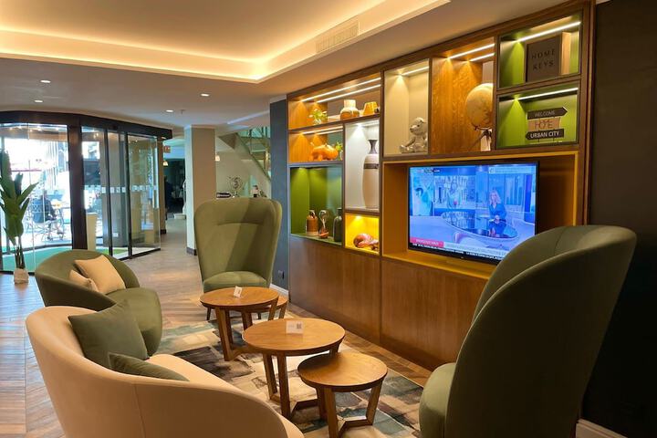Lounge 73 of 98