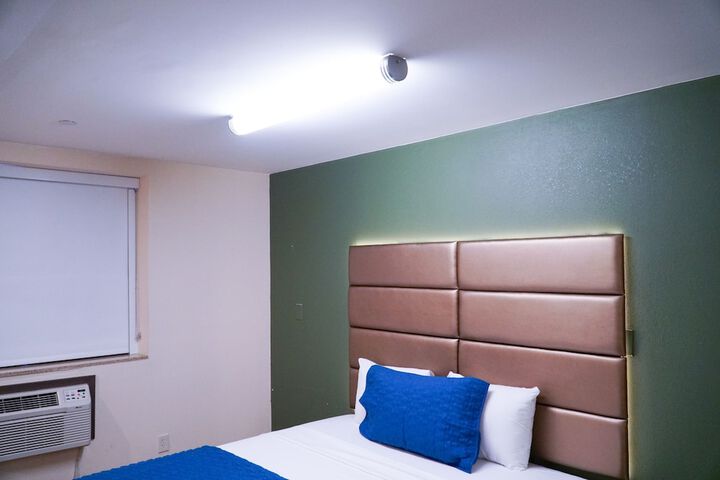 Deluxe King Room (7 of 7)