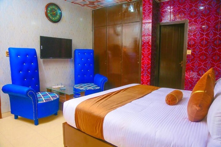 Room 5 of 17
