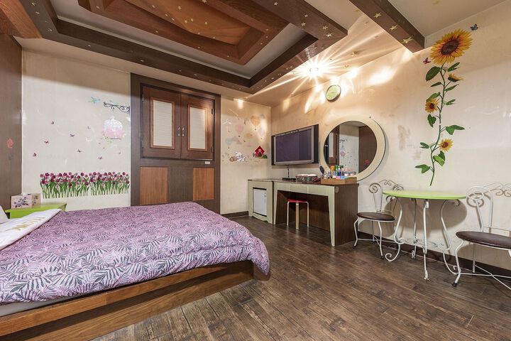 Room 12 of 27