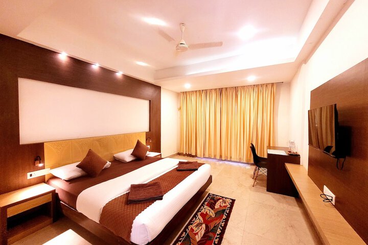 Room 5 of 9