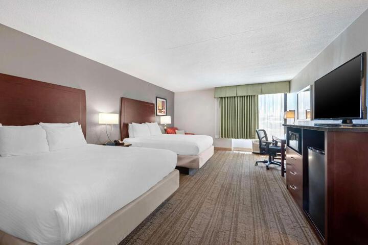 2 Queen Beds High Speed Internet Accessible Microwave and Refrigerator, Coffee Maker Iro (2 of 7)