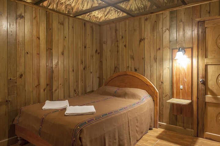 Room 4 of 8