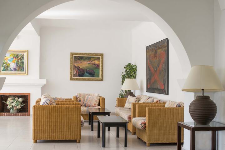 Lounge 103 of 137
