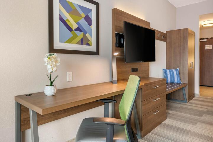 1 King Bed Standard Comm Accessible (12 of 25)