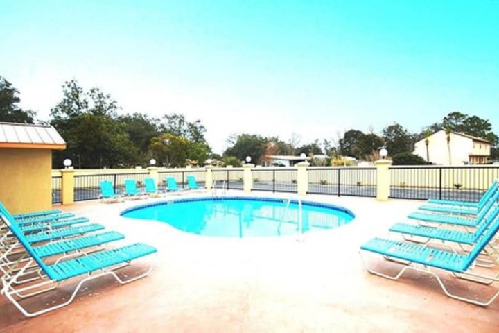Pool Hotel
