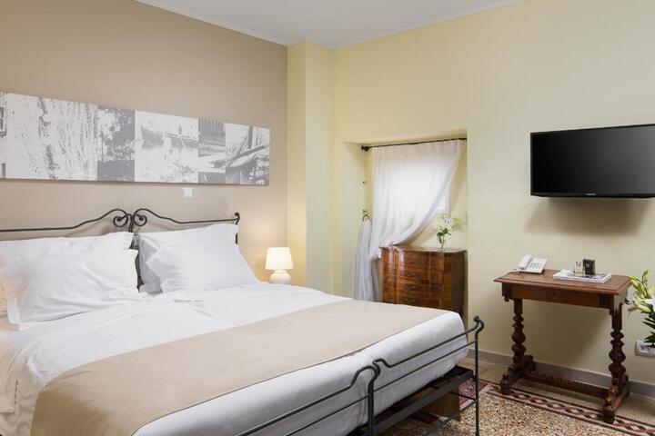 Room 25 of 102