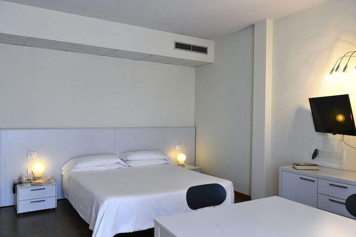 Room 76 of 102