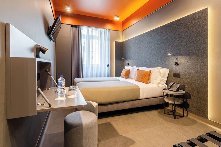 Room 15 di 34