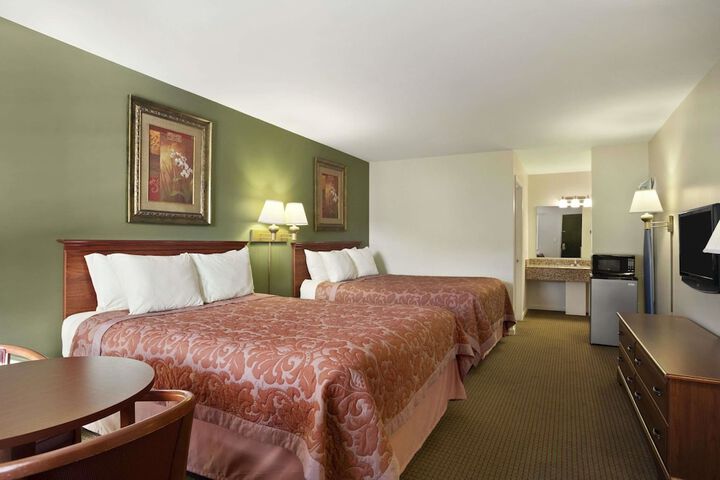 1 Queen Bed Accessible Room (4 of 16)