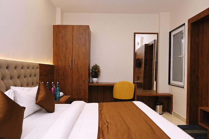 Room 6 of 16