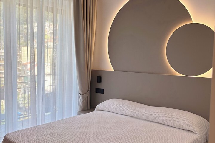 Room 4 of 48
