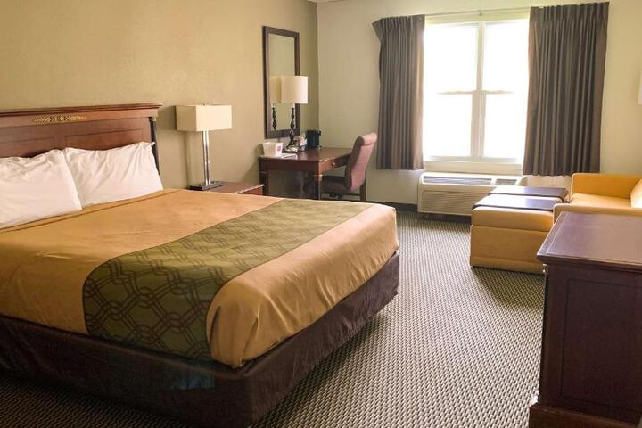 1 King Bed (5 of 10)
