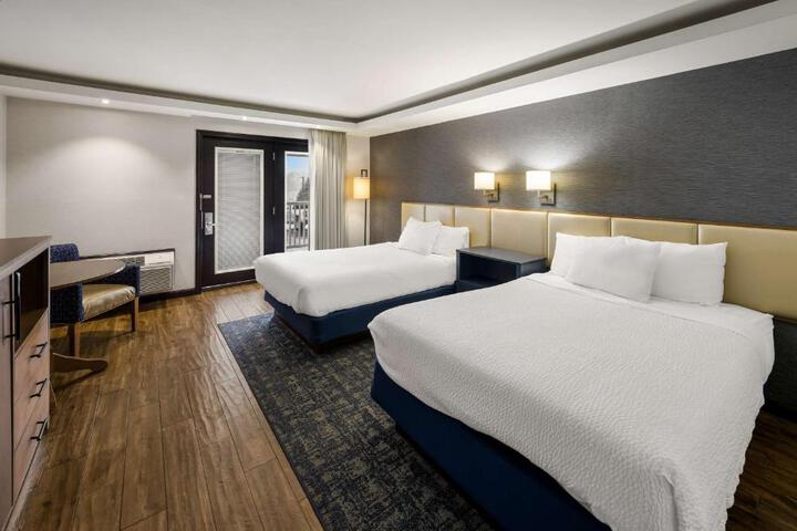 2 Double Beds (18 of 19)