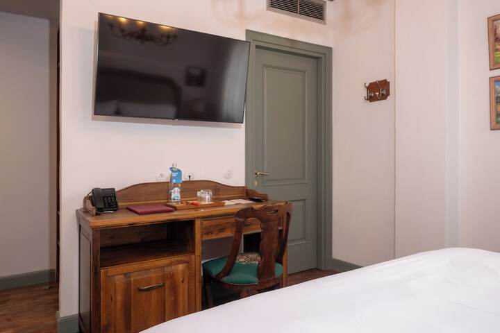 Room 4 of 100