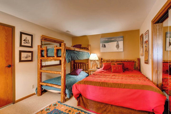 Room 225 of 947