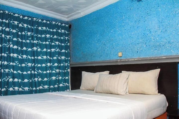 Room 4 of 33