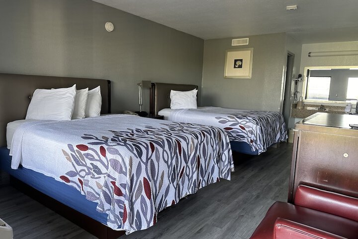 2 Queen Beds (1 of 4)