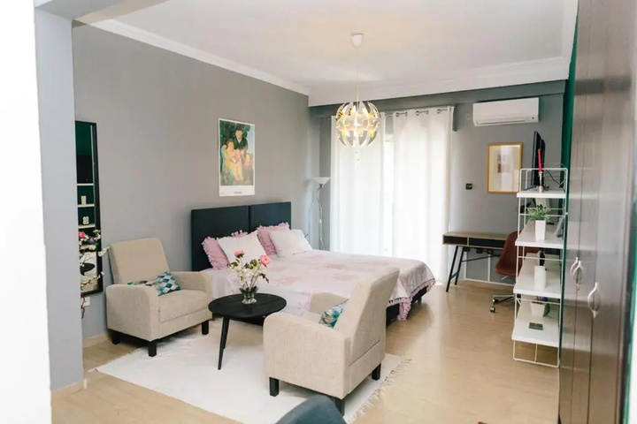 Room 4 of 9