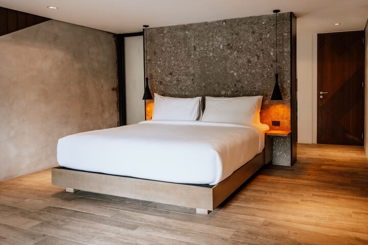 Room 13 of 104