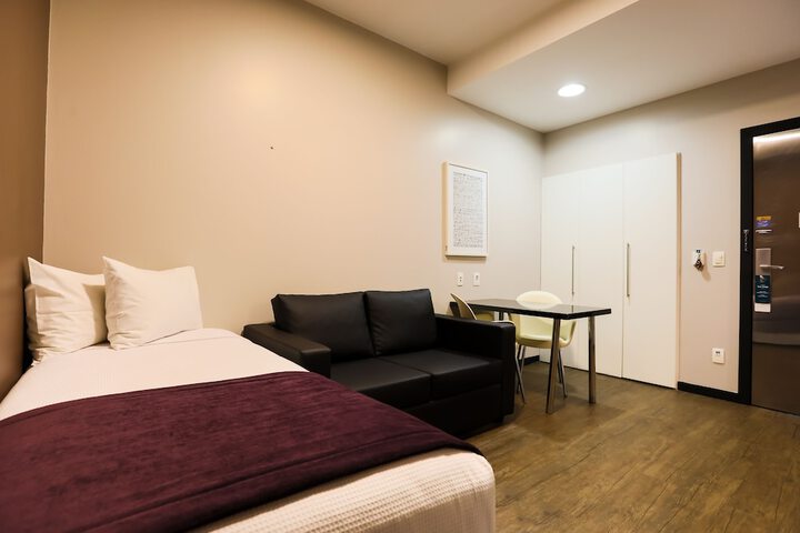 Room 33 of 98
