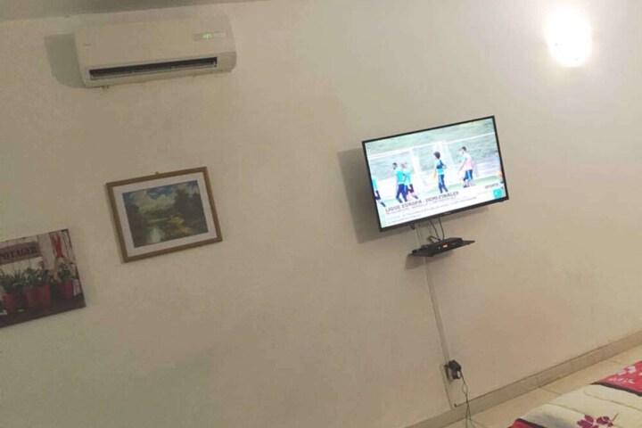 Room 5 of 16