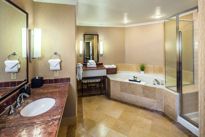 1 King Bed Mobility Accessible with Bathtub (26 of 32)
