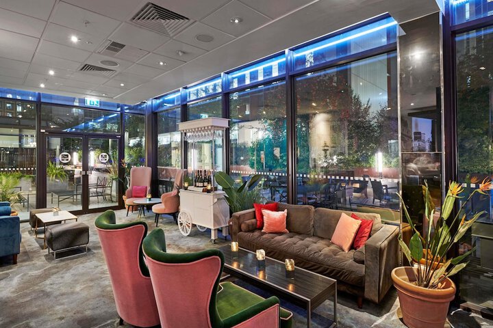 Lounge 60 of 102