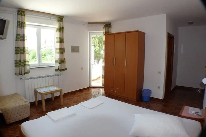 Room 6 of 15