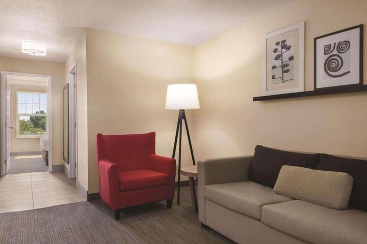 1 King Bed (6 of 9)