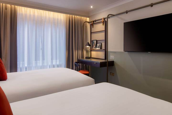 Room 17 of 36