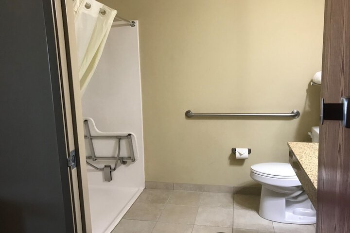 Quadruple Accessible Queen Size Bed (5 of 9)