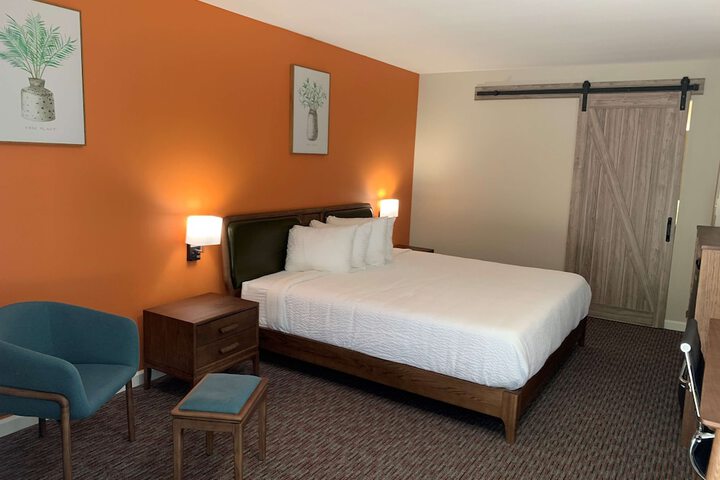 1 King Bed (10 of 10)