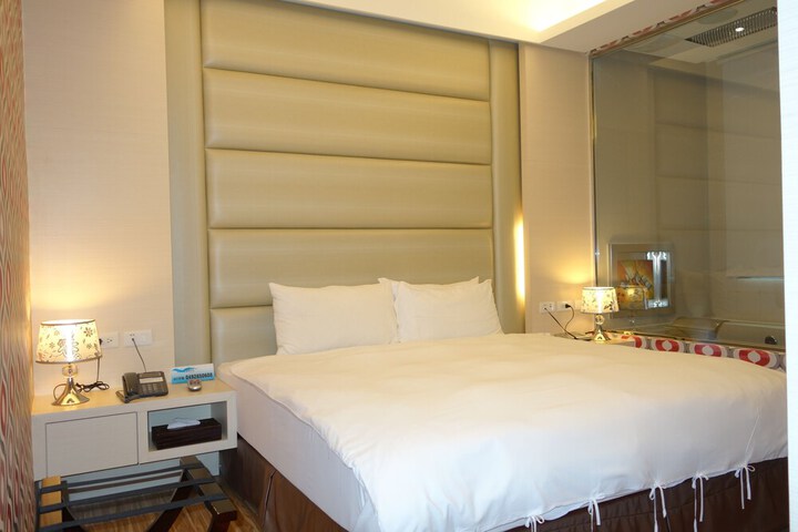Room 6 of 63