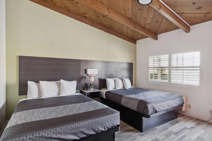 2 Queen Beds (13 of 19)
