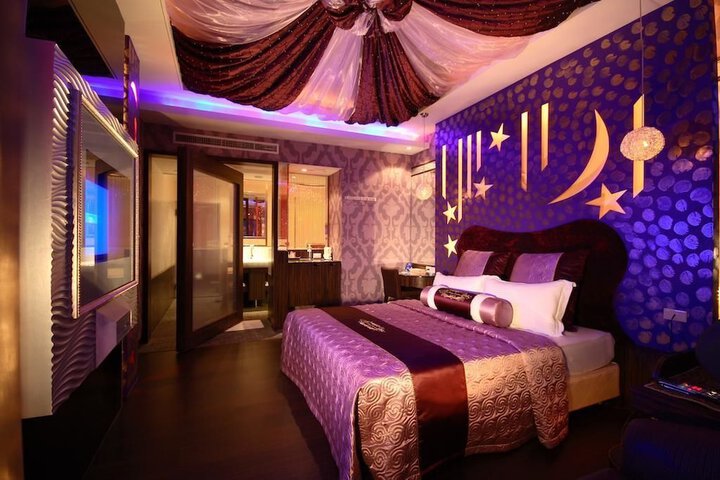 Room 2 of 33