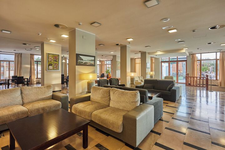 Lounge 114 of 132