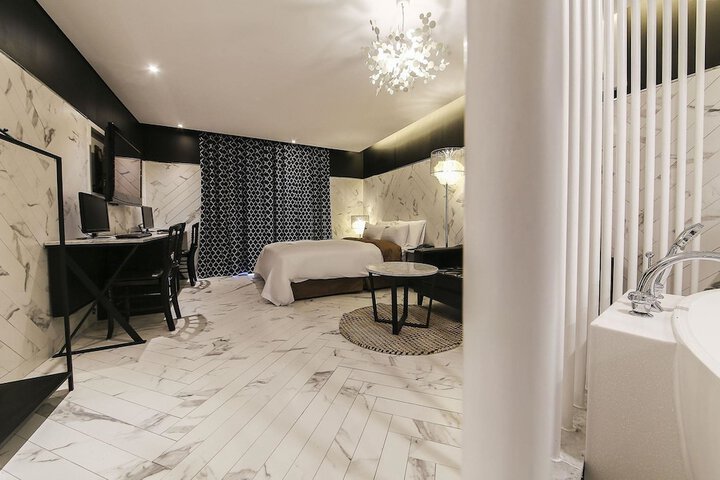 Room 13 of 48