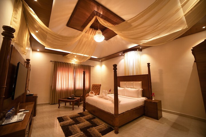 Room 25 of 102
