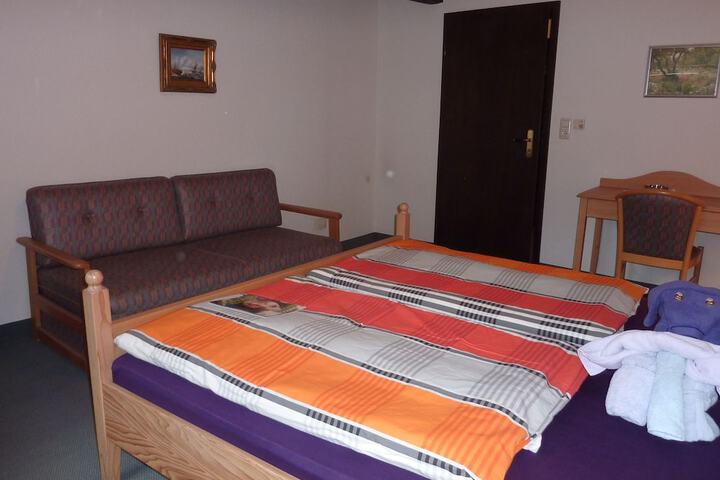 Room 4 of 100