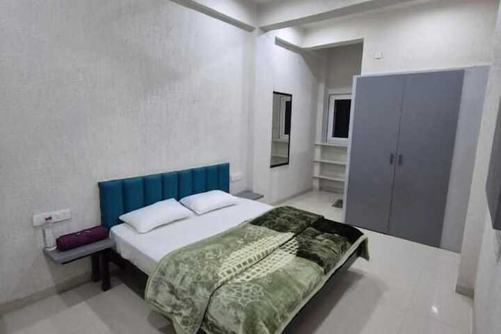 Room 8 of 32